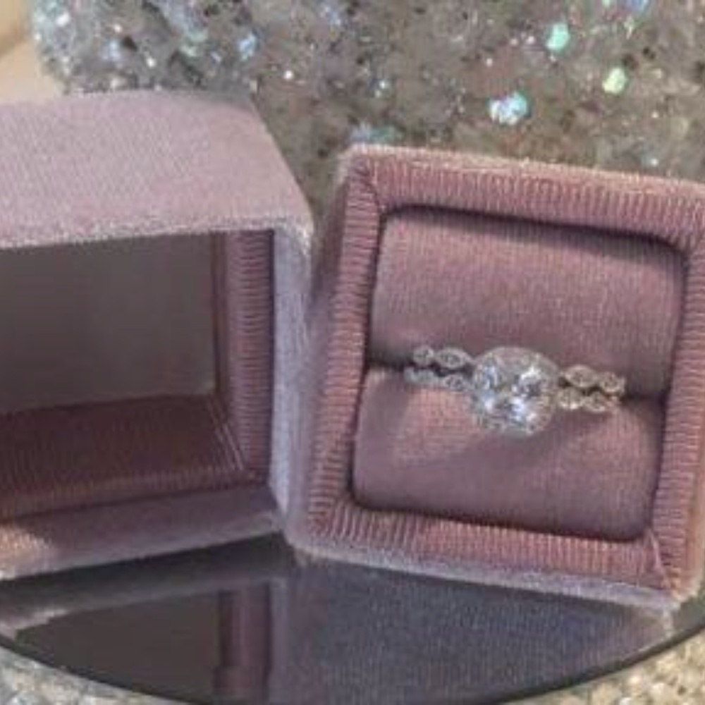 VINTAGE LOOK 2 PIECE VELVET RING BOX - Picture 7 of 7